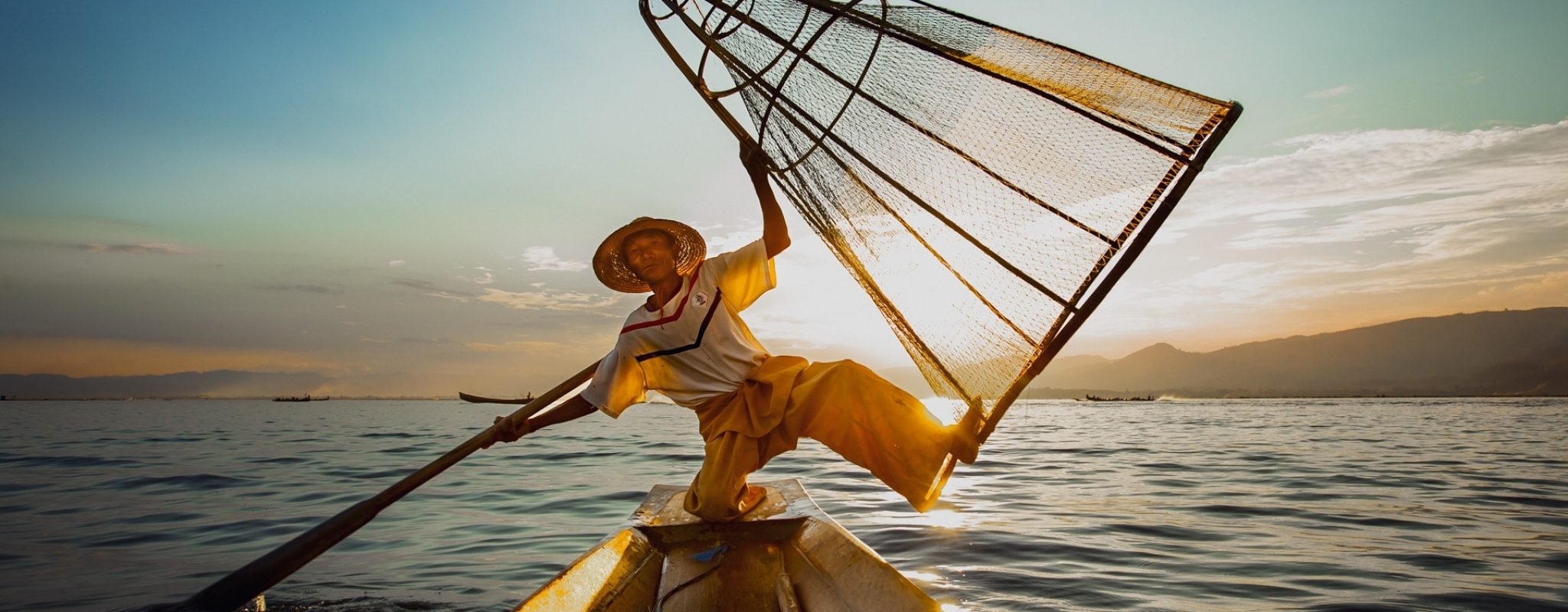 Portrait d'un pêcheur Intha au coucher du soleil sur le lac Inle au Myanmar Birmanie en Asie