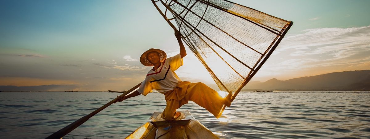 Portrait d'un pêcheur Intha au coucher du soleil sur le lac Inle au Myanmar Birmanie en Asie