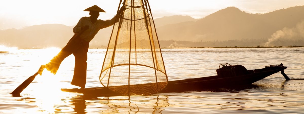 Photo d'un pêcheur Intha au coucher du soleil sur le lac Inle au Myanmar Birmanie en Asie