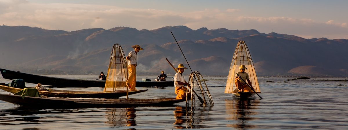 3 pêcheurs Inthas posent pour une photo sur le lac Inle au Myanmar Birmanie en Asie