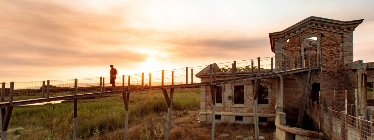 Coucher de soleil sur le mirador del Sémaforo dans le Delta de Llobregat à côté de Barcelone