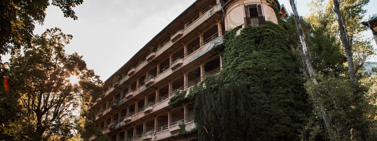 moustachesenvadrouille-sabinekley-france-urbex-alpes-maritimes-sanatorium-facade