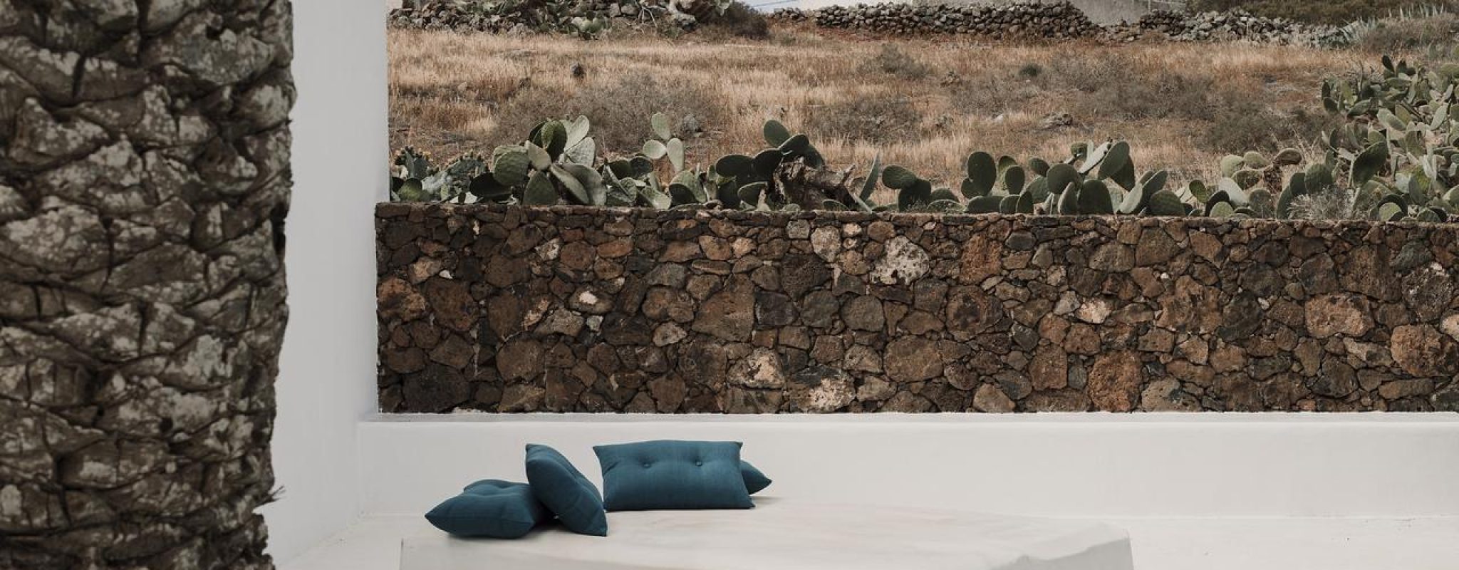 moustachesenvadrouille-sabinekley-voyage-espagne-canaries-lanzarote-hotel-flor-timanfaya-bed-exterieur