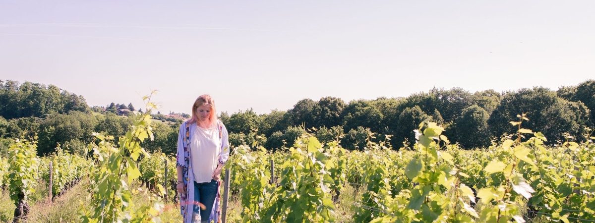 moustachesenvadrouille-sabinekley-voyage-france-beaujolais-pierres-dorees-pommiers-vignes-moi