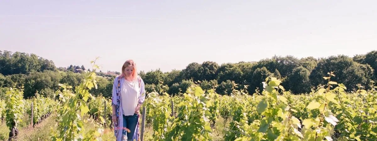 moustachesenvadrouille-sabinekley-voyage-france-beaujolais-pierres-dorees-pommiers-vignes-moi