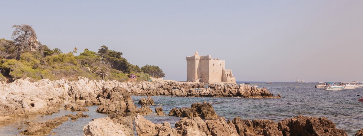 moustachesenvadrouille-sabinekley-voyage-france-cannes-iles-lerins-saint-honorat-monastere-ete