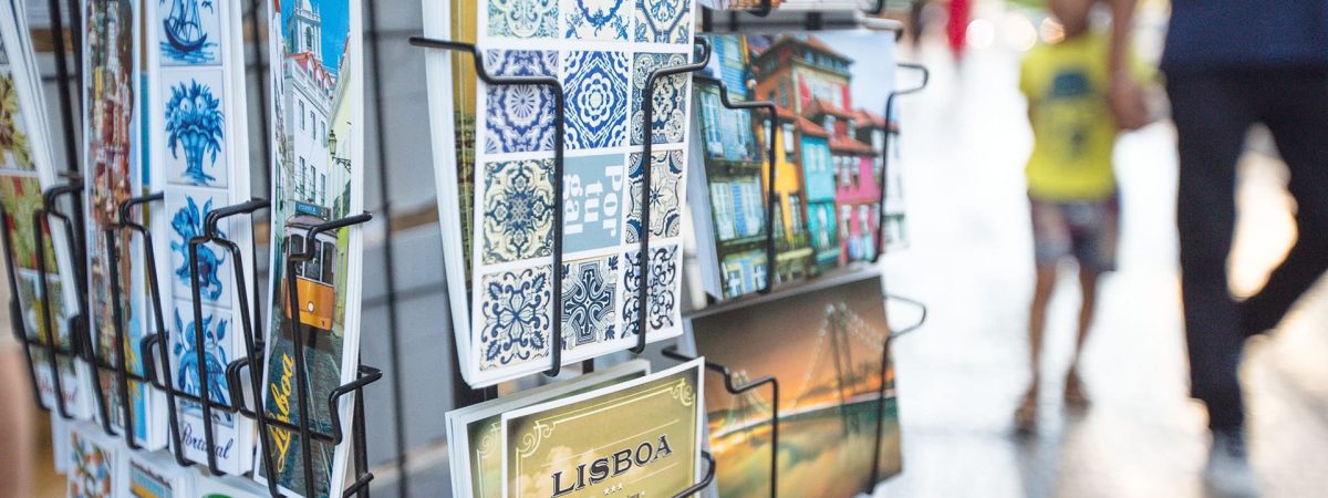 Vendeur de cartes postales au pied de l'elevador Santa Justa dans le quartier Chiado à Lisbonne au Portugal
