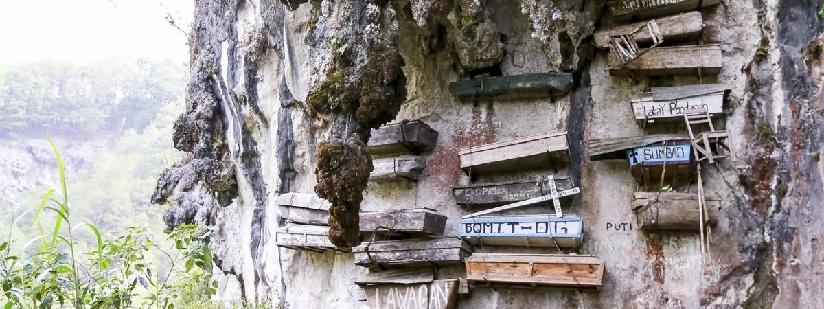 moustachesenvadrouille-sabinekley-voyage-phillipines-luzon-sagada-cercueils-suspendus-zoom