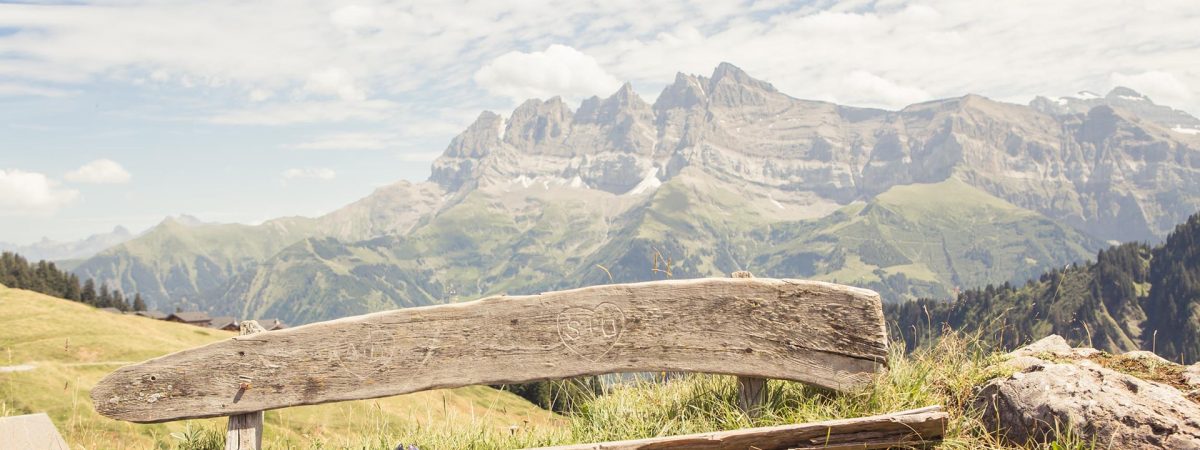 moustachesenvadrouille-sabinekley-voyage-suisse-valais-champery-dents-du-midi-banc
