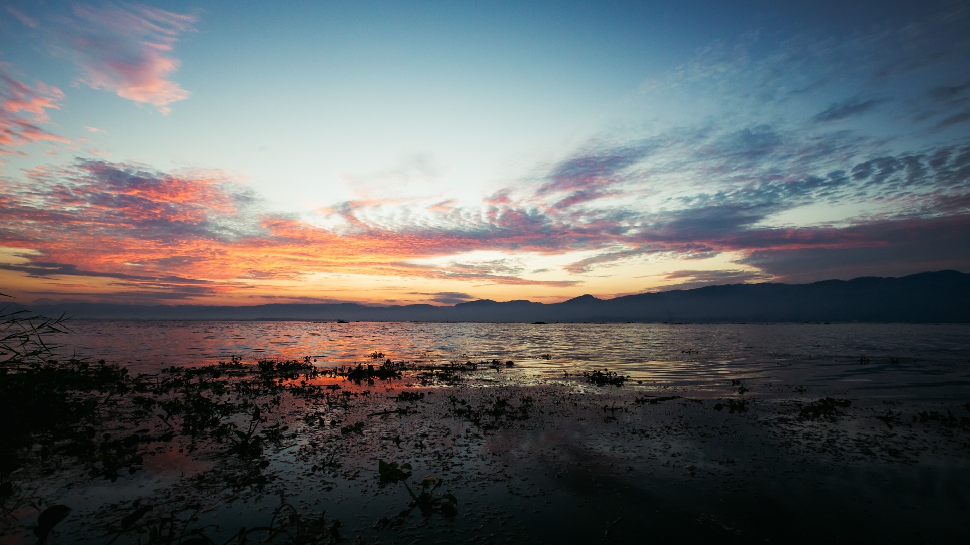Coucher de soleil sur le lac Inle en Birmanie Myanmar