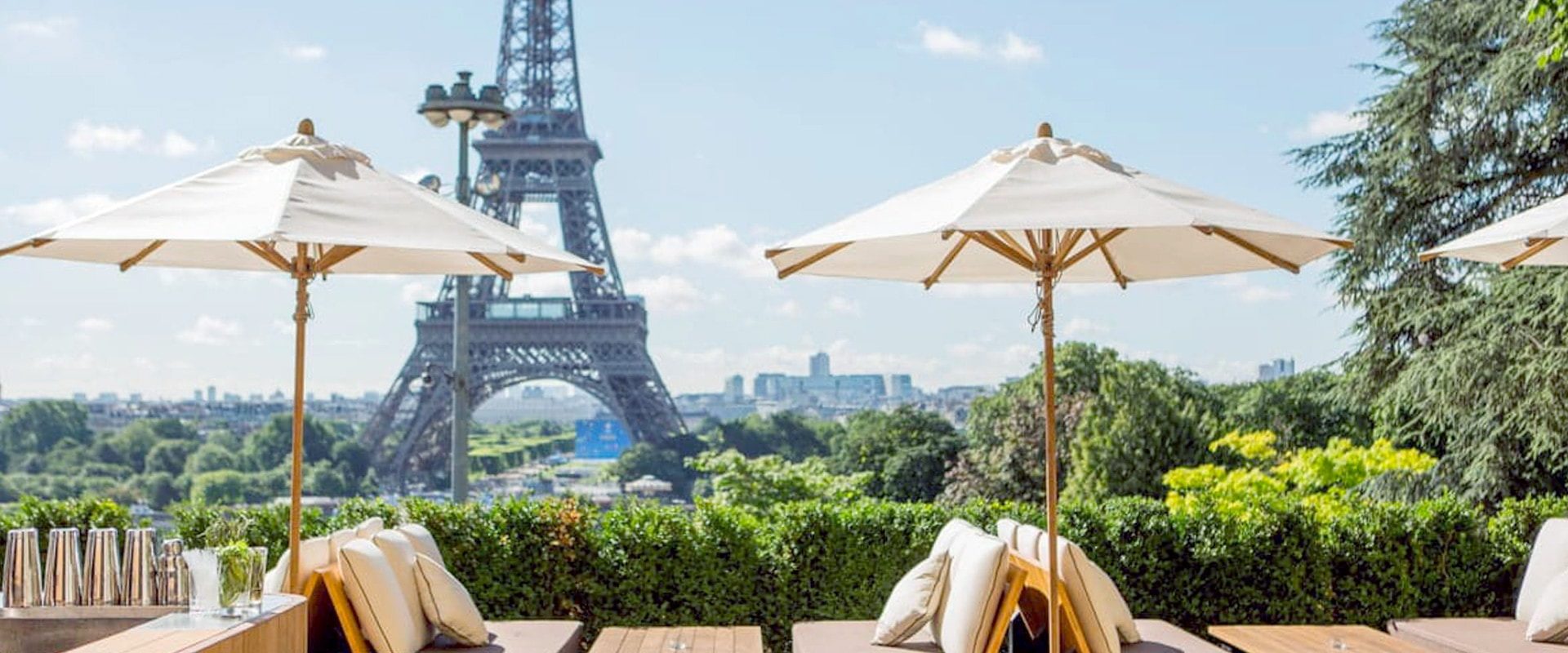 Terrasse Du Café De L'Homme à Paris Avec Vue Sur La Tour Eiffel