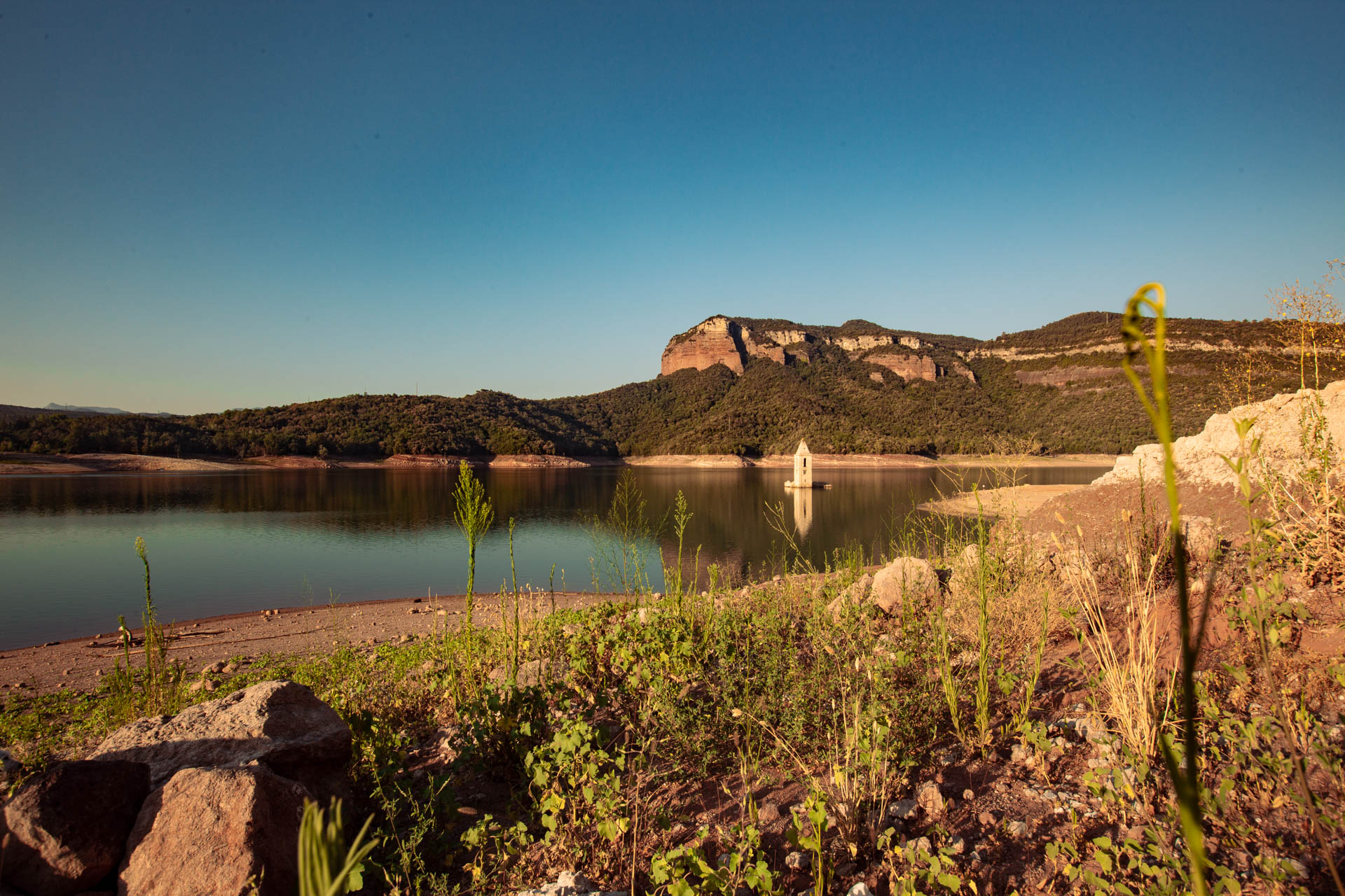 Lac de Sau : une église au milieu d’un lac près de Barcelone