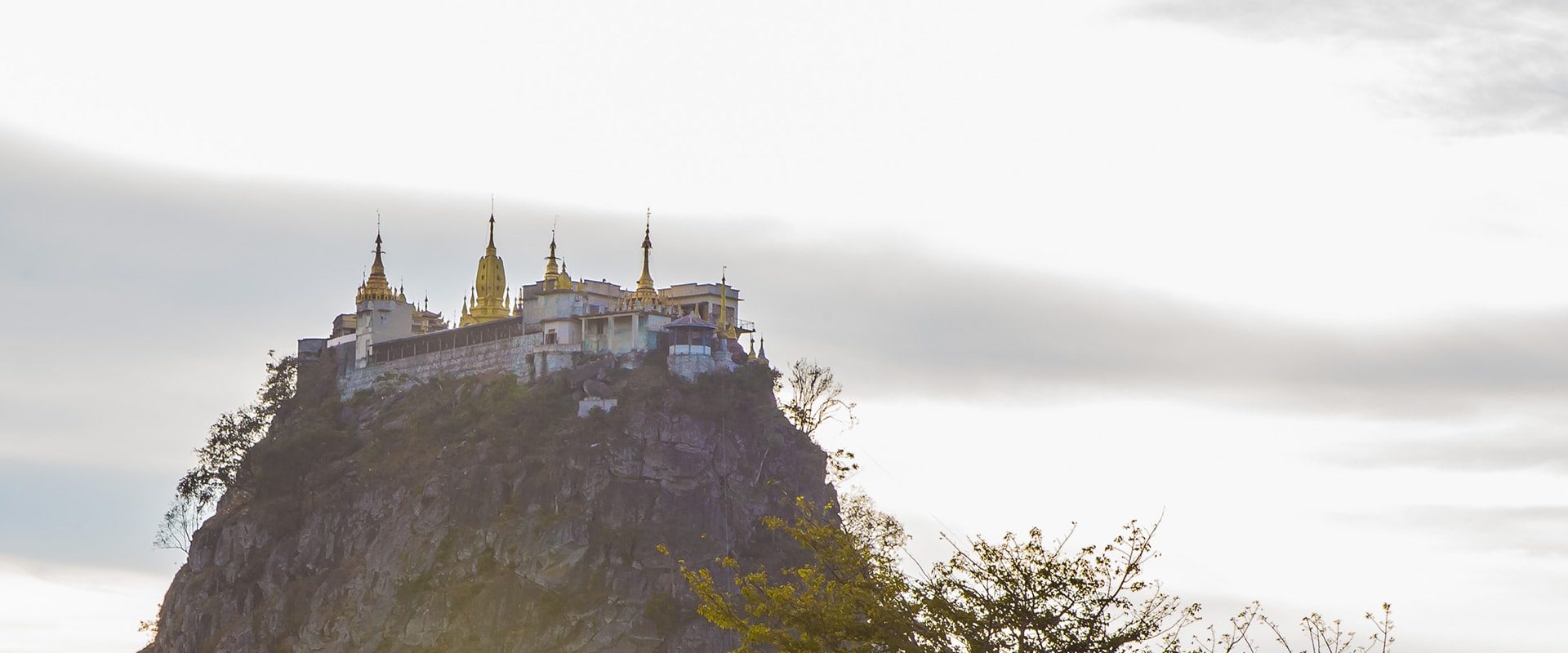 Ascension Du Mont Popa En Birmanie