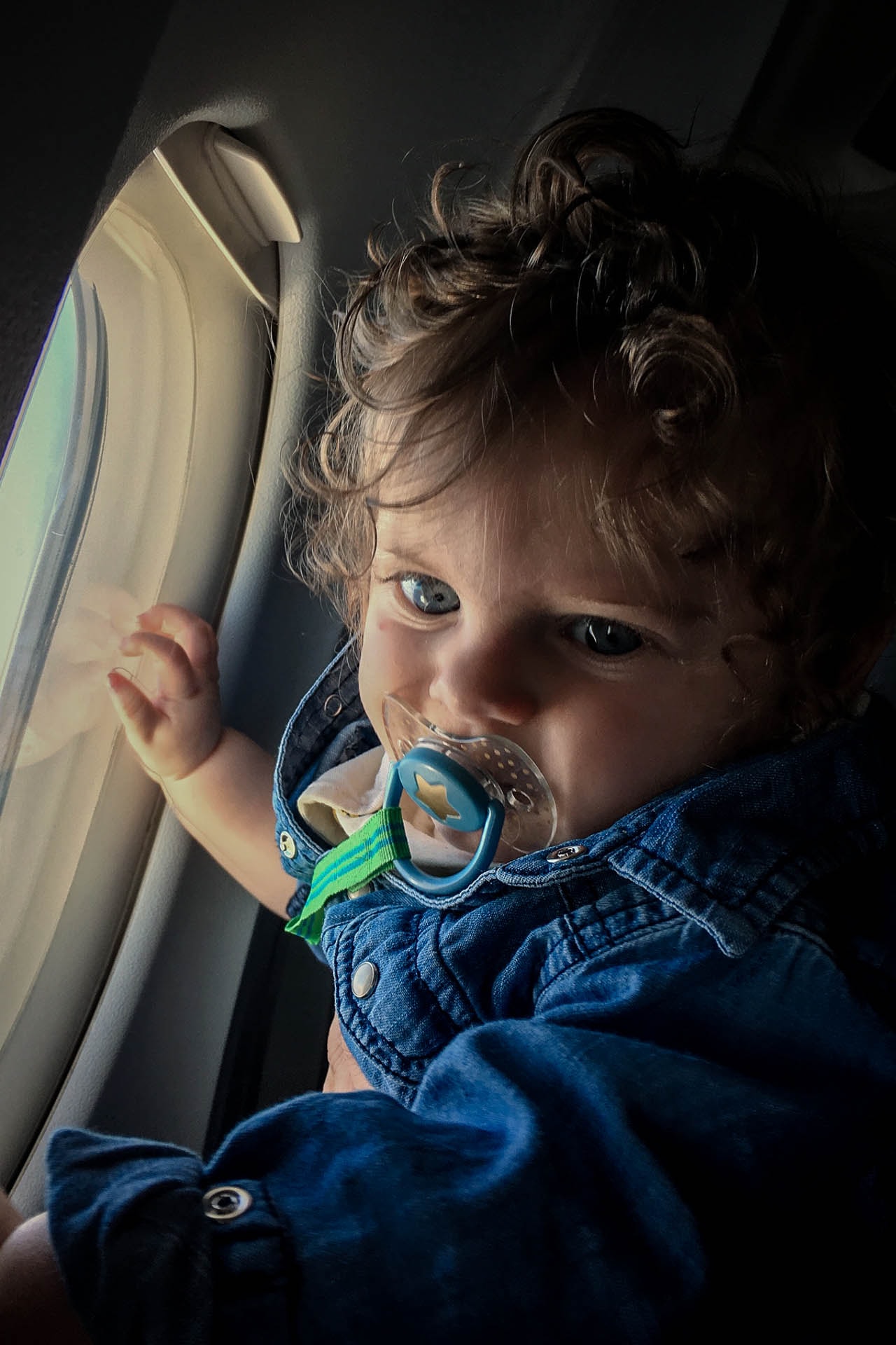 Enfant dans un aéroport