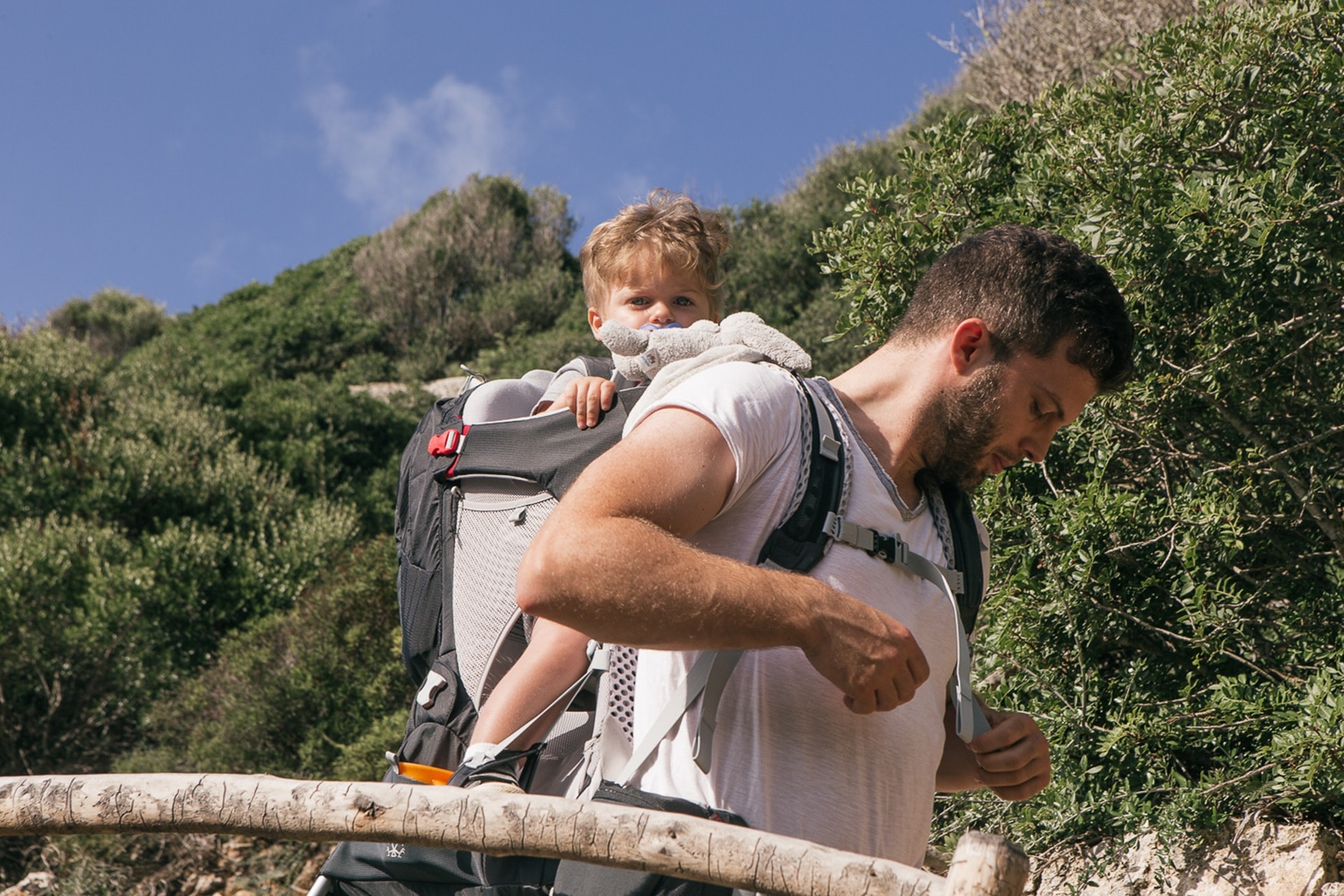 Porte-bébé pour la randonnée et le voyage