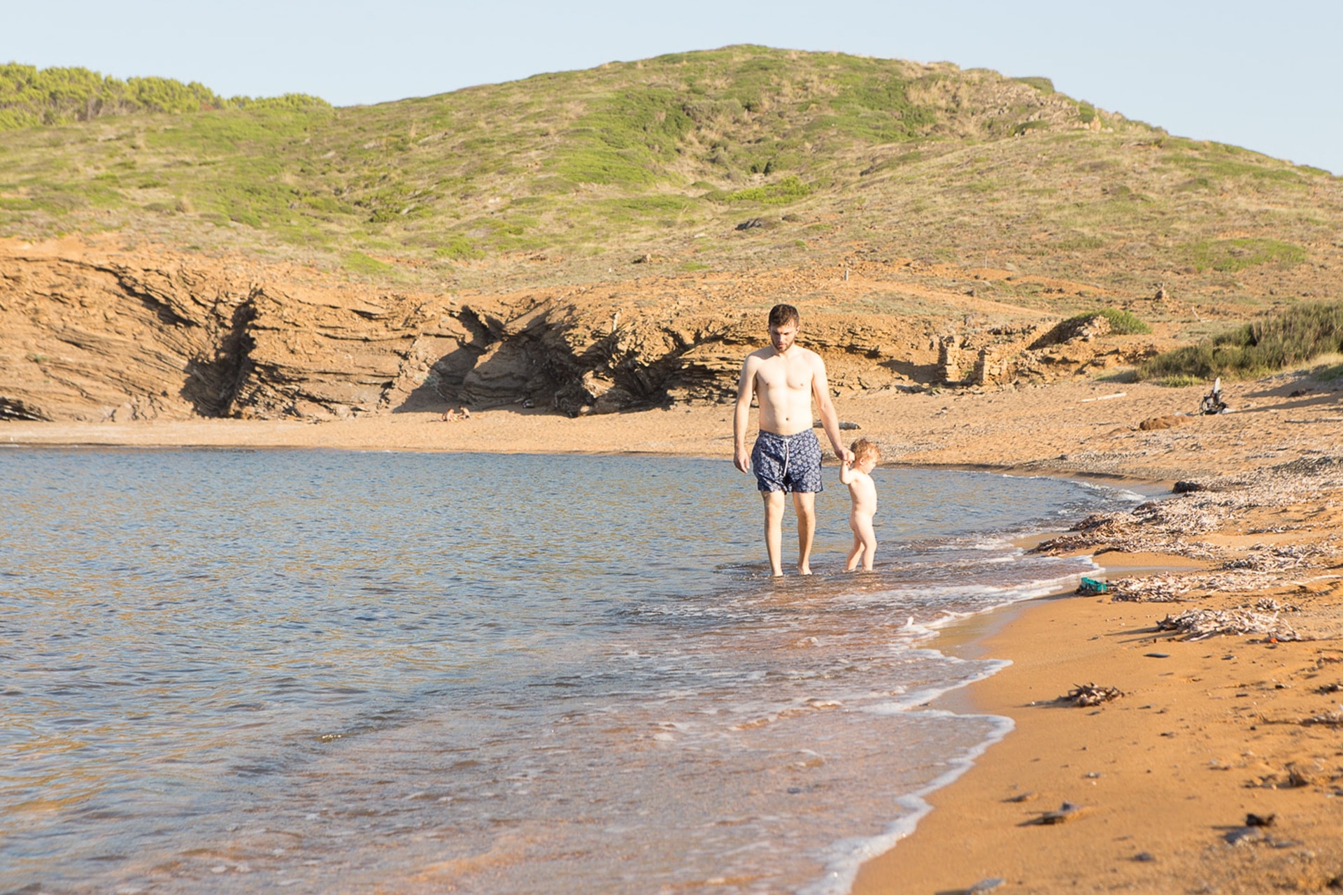 Père et fils au bord de mer à Minorque