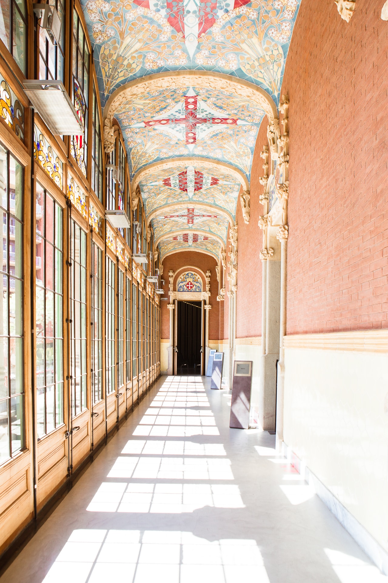 Couloir qui mène aux salles de réunions de L'hospital Sant Pau à Barcelone