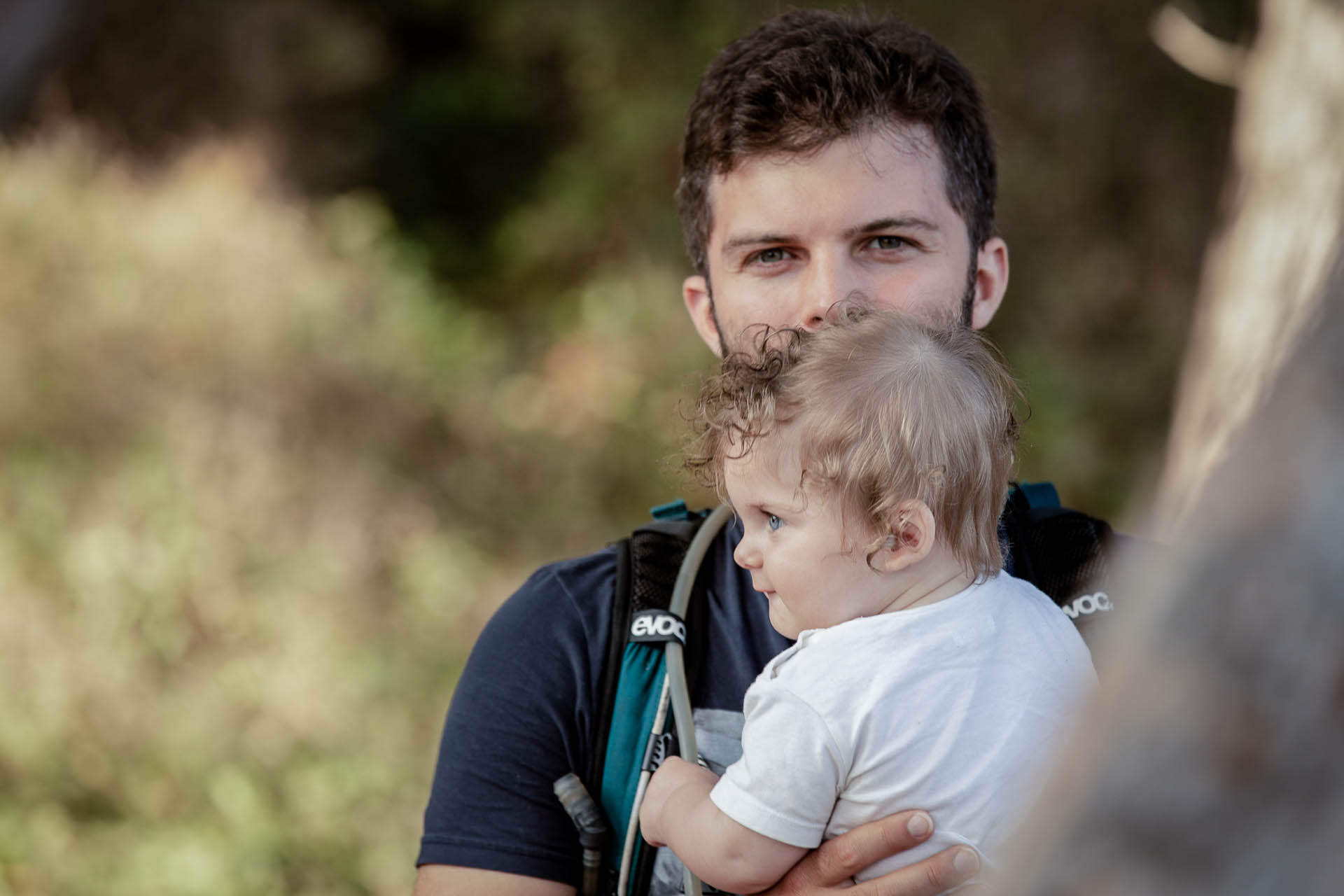 Soren dans les bras de papa entrain de découvrir l'île Saint-Honorat