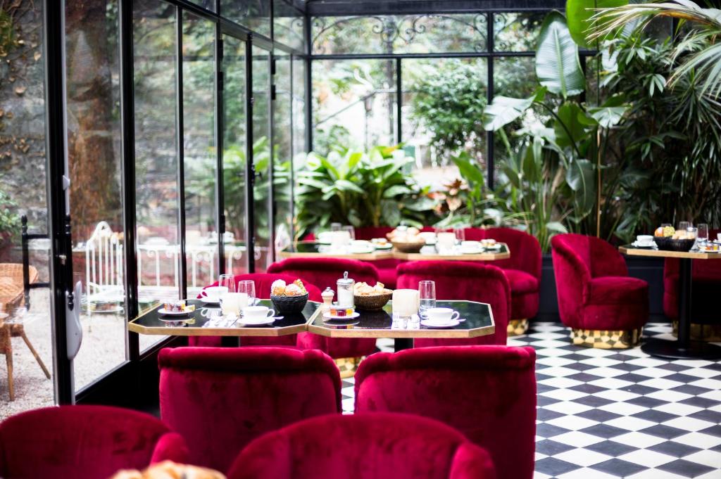 La terrasse cachée de l'hotel Particulier à Montmartre, idéal pour boire un verre.