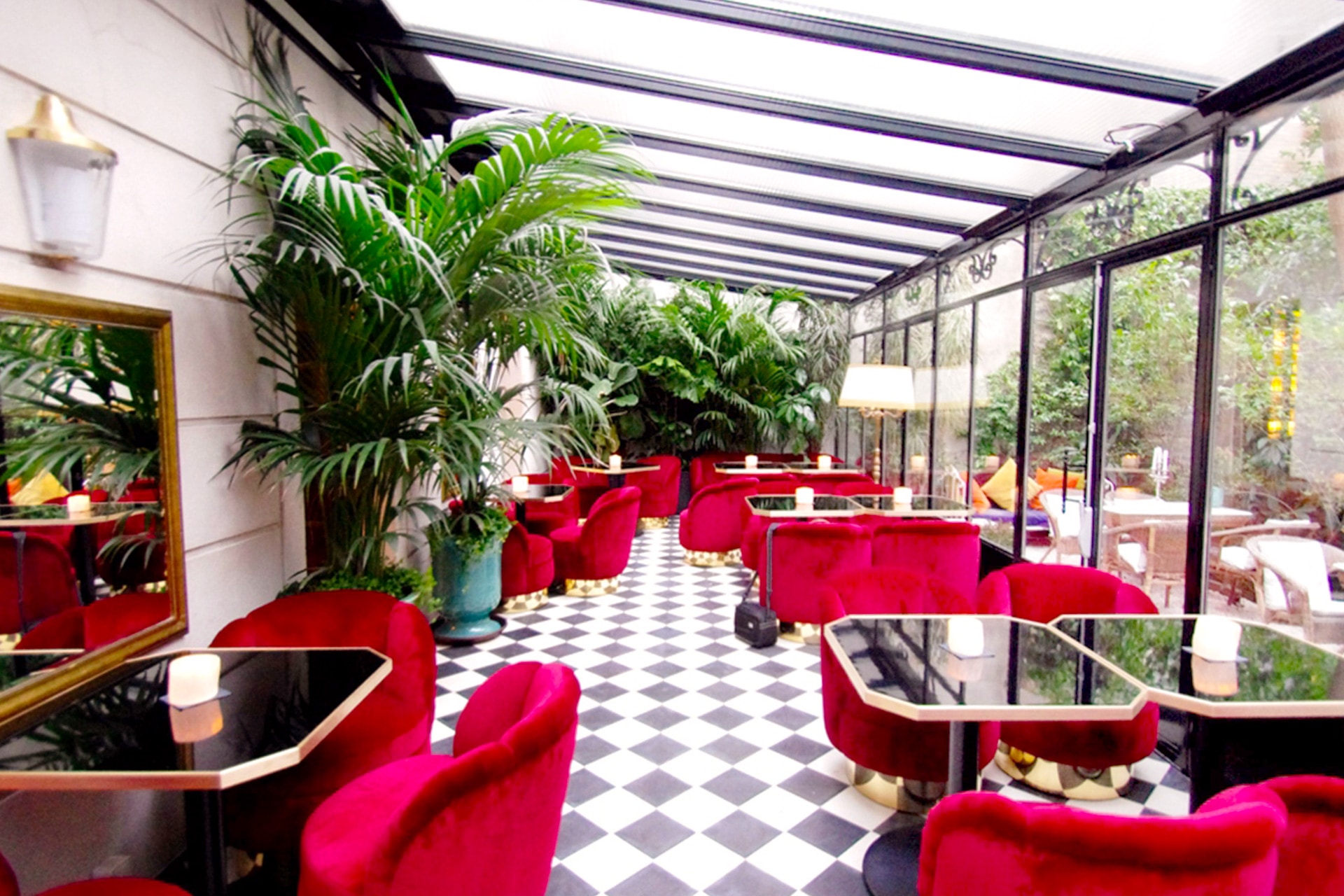 La verrière et son jardin du bar Le Très Particulier à Paris