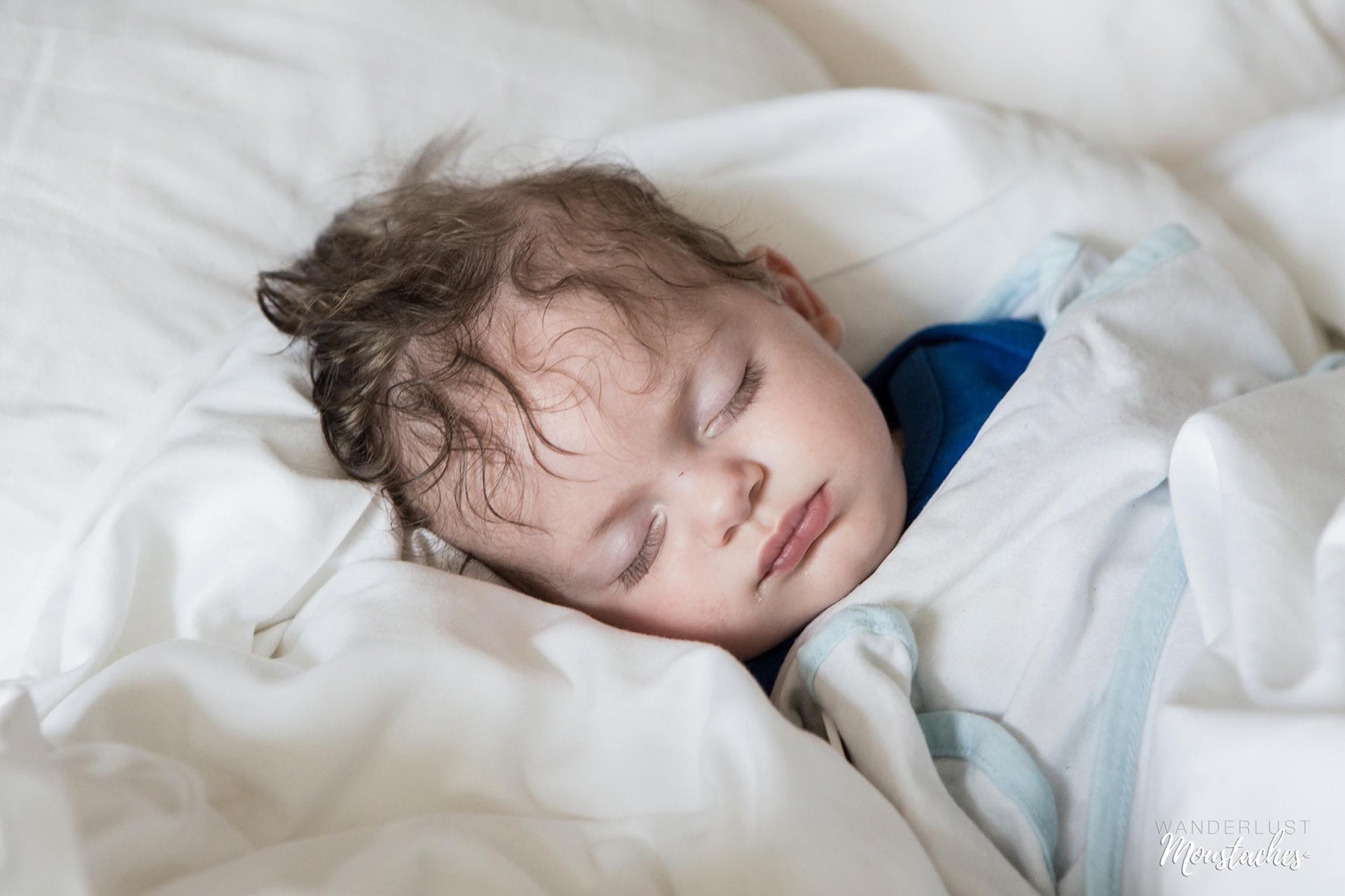 Soren, bébé de 4 mois dort dans lit de l'hôtel à Saint-Malo