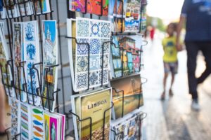 Vendeur de cartes postales au pied de l'elevador Santa Justa dans le quartier Chiado à Lisbonne au Portugal