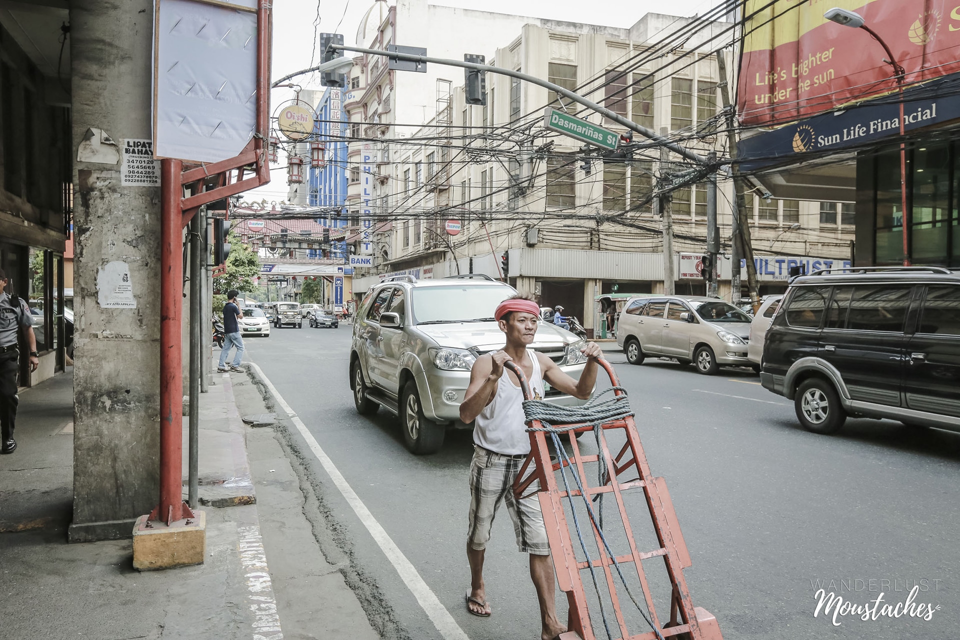 Un porteur dans les rues de Manille aux Philippines