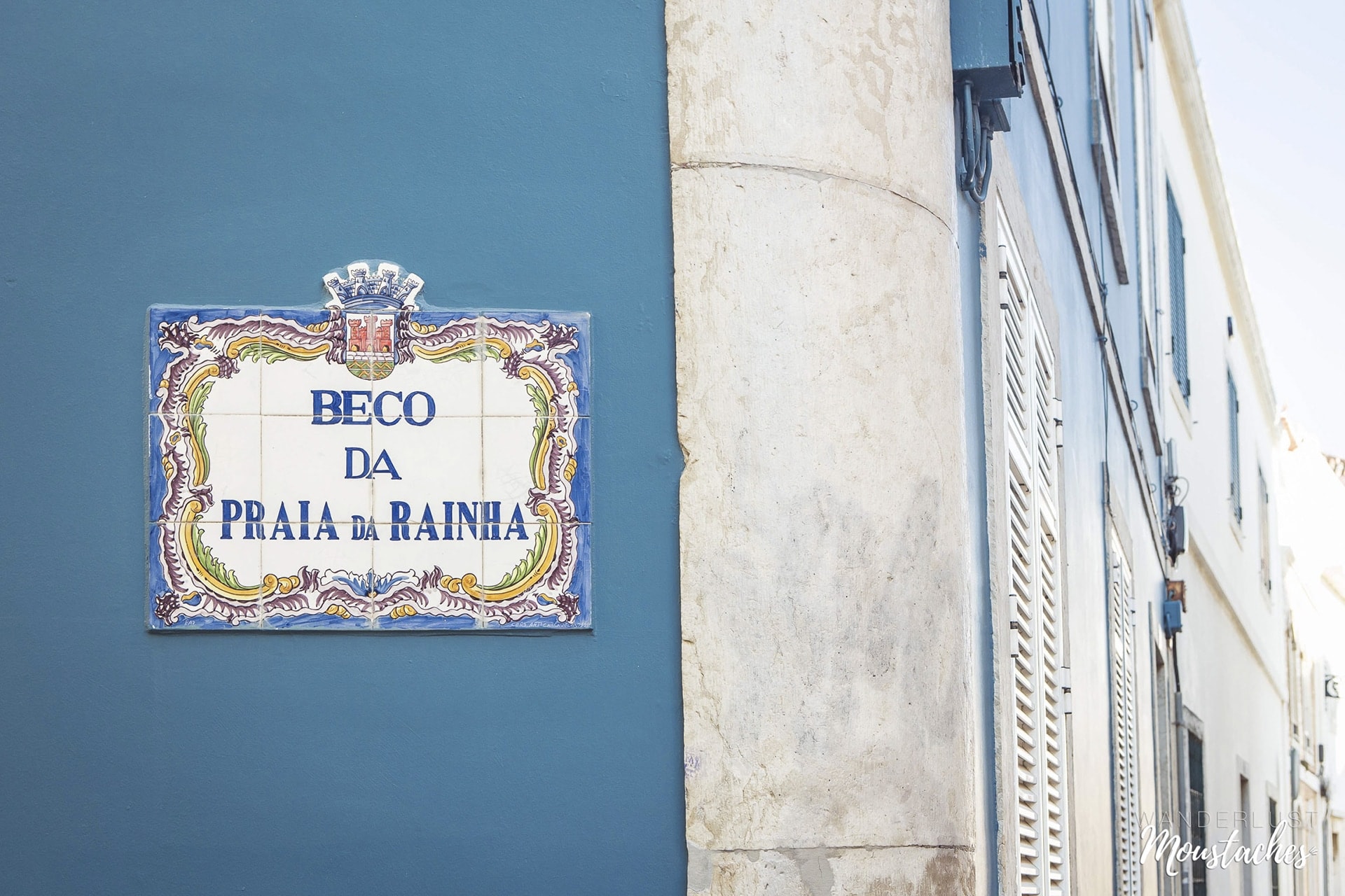 Un joli mur bleu canard dans une ruelle de Cascais au Portugal