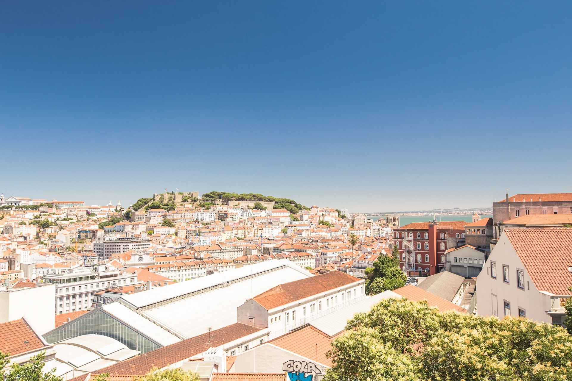 Longue vue depuis le Miradouro Sao Pedro de Alcantara à Lisbonne