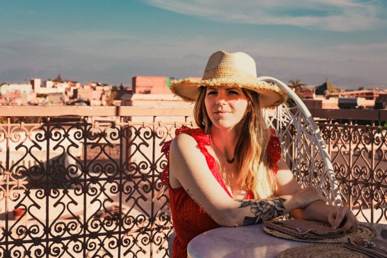 Sabine et son chapeau à l'Atay café à Marrackech